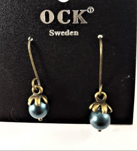 Örhänge med liten grön pärla, ca 10 mm