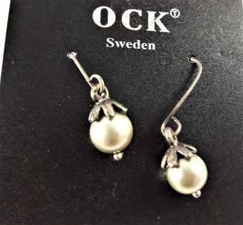 Örhänge med liten silverfärgad pärla, ca 10 mm