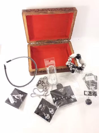 Handgjort snidat träskrin med armband, örhängen,  halsband, diadem, hårklämmor, nageldekorationer (svart och vitt)