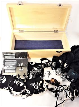 Trälåda med armband, örhängen, halsband, ring, scarfs, nageldekorationer (dödskallar)