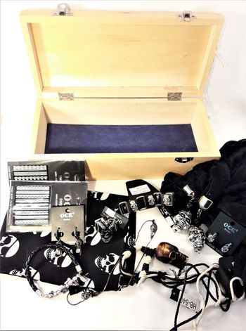 Trälåda med armband, örhängen, halsband, ring, scarfs, nageldekorationer (dödskallar)