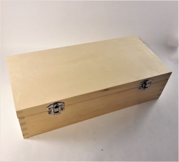 Trälåda med armband, örhängen, halsband, ring, scarfs, nageldekorationer (dödskallar)