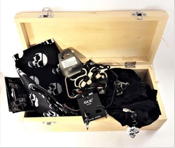 Trälåda med armband, örhängen, halsband, ring, scarfs, nageldekorationer (dödskallar)