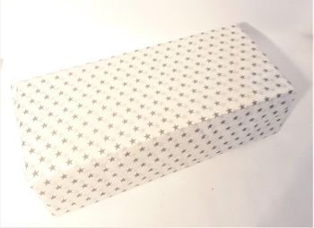 Trälåda med armband, örhängen, halsband, ring, scarfs, nageldekorationer (dödskallar)