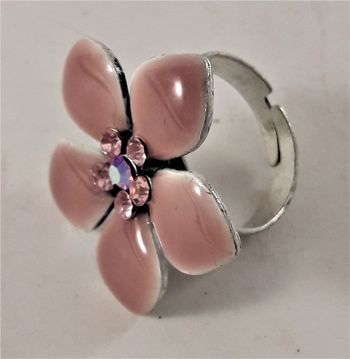 Ring med rosa detaljer i form av blommor