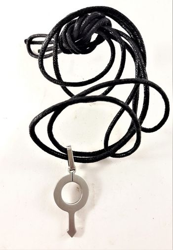 Halsband med Läderrem och Hänge Silverfärg