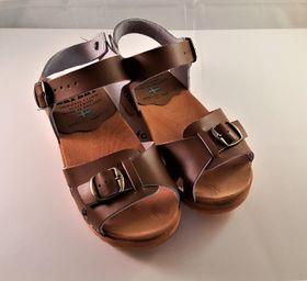 Träsko/sandal i brunt från Alstermotoffeln, storlek 35