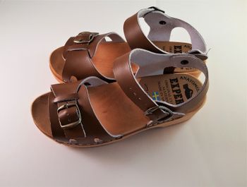 Träsko/sandal i brunt från Alstermotoffeln, storlek 35