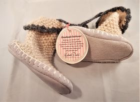 Handstickade barnstrumpor med lädersula, storlek 25/26