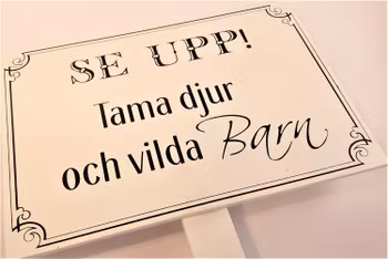 Skylt- Se upp! och Perfekt trädgård