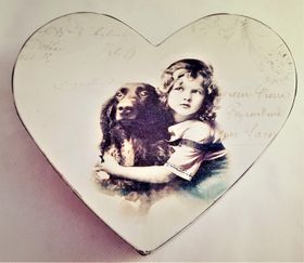 Plåtburk med flicka och hund, hjärta