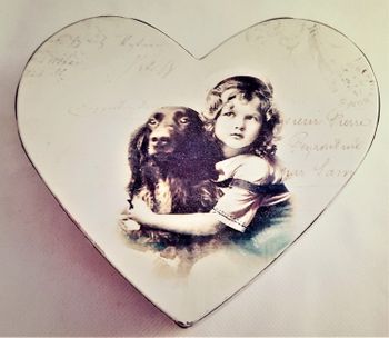 Plåtburk med flicka och hund, hjärta