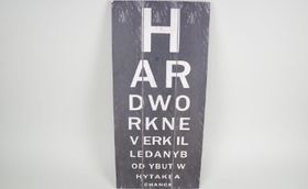 Trätavla med bokstäver, svart, "Hard work never killed anybody but why take a chance"
