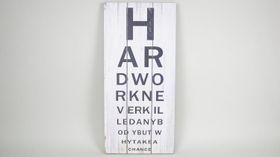 Trätavla med bokstäver, vit, "Hard work never killed anybody but why take a chance"