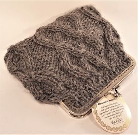 Handgjord stickad sminkväska, design Lisbeth Dahl