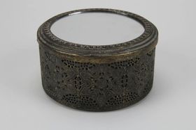 Plåtskrin med genombruten relief,  och spegel i locket, Ann design