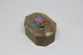 Vacker liten lockask i sten, med blomintarsia i locket, flera formvarianter