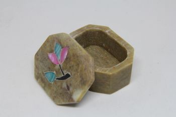 Vacker liten lockask i sten, med blomintarsia i locket, flera formvarianter