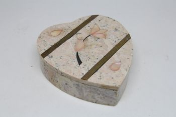 Hjärtformad lockask i rosafärgad sten, blomintarsia