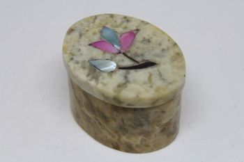 Oval lockask i sten, med blomintarsia i locket