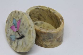 Oval lockask i sten, med blomintarsia i locket