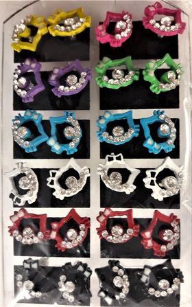 Karta med 12 par örhängen med Hello Kitty-motiv, öppna, med gnistrande strass