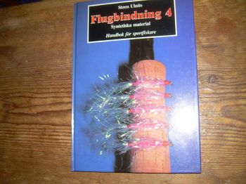 Bok 'Flugbindning 4 syntetiska material' av Steen Ulnits. Omkring 63 sidor. Svartvita bilder.