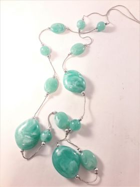 Halsband med turkos detaljer
