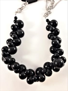 Halsband med stora svarta kulor