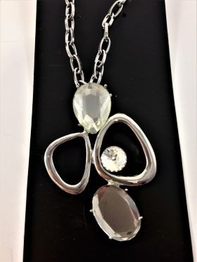 Halsband med Silverfärgade Detaljer och Vita Stenar
