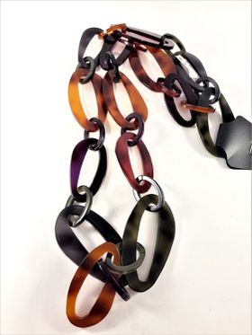 Halsband med länkar i multifärgad acryl
