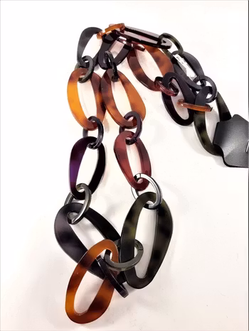 Halsband med länkar i multifärgad acryl