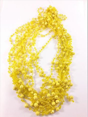 Flerradigt halsband med kulor och pärlor gul