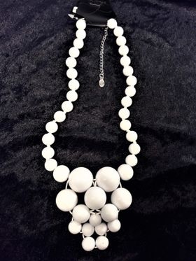Halsband med stora kulor i vitt