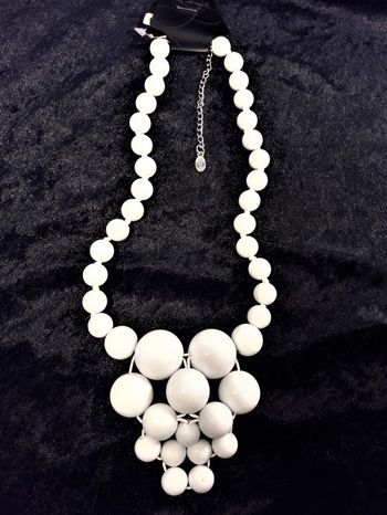 Halsband med stora kulor i vitt