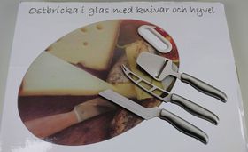 Ostbricka i glas med knivar och hyvel