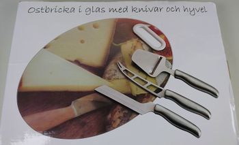 Ostbricka i glas med knivar och hyvel