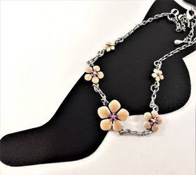 Fotlänk med gnistrande stenar och fina rosa blommor, silverfärgad kedja