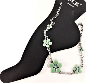 Fotlänk med gnistrande stenar och fina gröna blommor, silverfärgad kedja