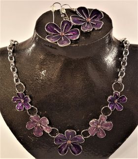 Set med halsband och örhänge med lila blommor
