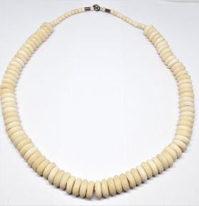 Halsband med rundlar av ben