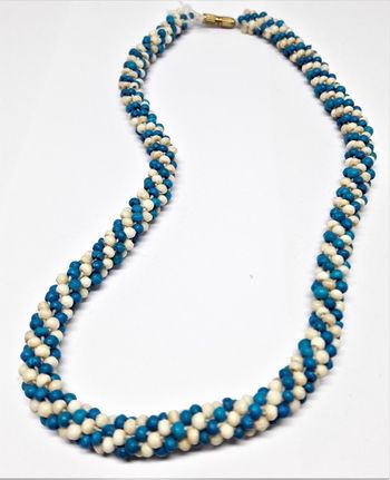 Kort halsband med blå och vita små kulor
