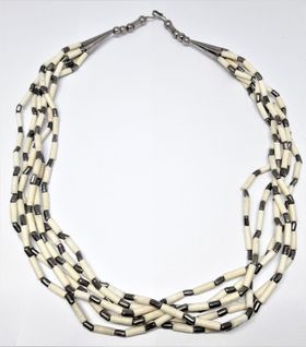 Flerradigt halsband i vitt