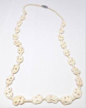 Halsband i ben med snidade figurer