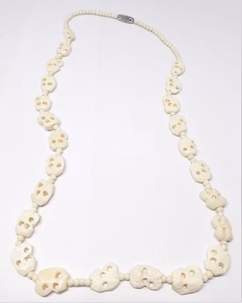 Halsband i ben med snidade figurer