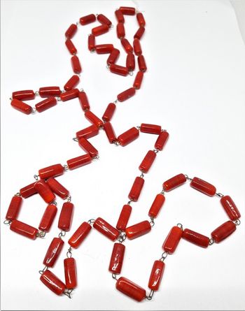 Långt halsband med röda stenar