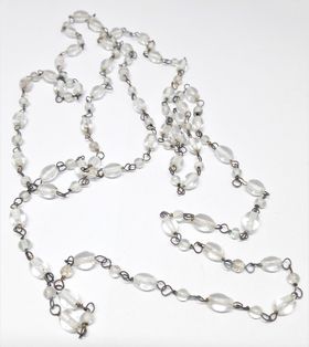 Långt halsband med genomskinliga pärlor