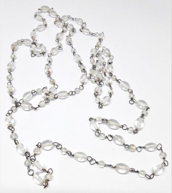 Långt halsband med genomskinliga pärlor