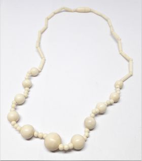Halsband i ben med stavar