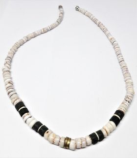 Halsband i ben, vitt och olivgrönt